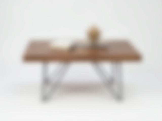 Mesa de centro minimalista en madera y metal, diseño Bauhaus